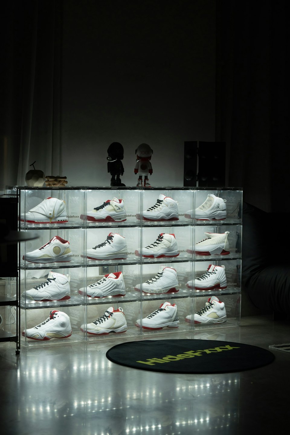 Sportliche Turnschuhe in einem Raster aus durchsichtigen Aufbewahrungsboxen.